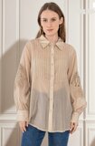 Modieuze taupe-wit-zwarte doorschijnende hemdblouse met kanten detail_