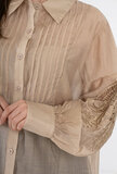 Modieuze taupe-wit-zwarte doorschijnende hemdblouse met kanten detail_