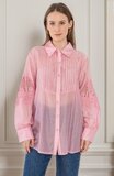 Modieuze rose-blauwe doorschijnende hemdblouse met kanten detail_