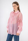 Modieuze rose-blauwe doorschijnende hemdblouse met kanten detail_