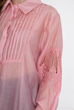 Modieuze rose-blauwe doorschijnende hemdblouse met kanten detail_