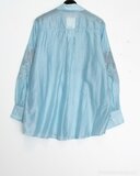 Modieuze rose-blauwe doorschijnende hemdblouse met kanten detail_