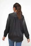 Elegante zwarte satijnen oversized hemdblouse_