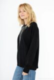 Pull noir surdimensionné avec col rond et strass_