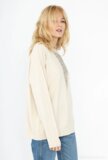 Pull beige surdimensionné avec col rond et strass_