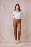 Camelkleurige slim fit leatherlook broek_