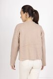 Taupe cardigan met witte 3 d bloemen_