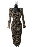 Lange leopard printed bodycon jurk met rechthoekige kraag_