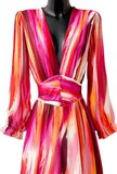 Sierlijke fuchsia-rose-rode mixed maxi jurk met motief_