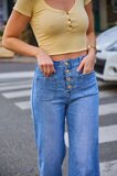  Licht blauwe jeans broek voor dames met wijde pijpen en knoppen sluiting_