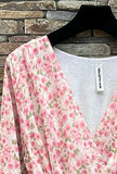 Mooie korte crossover pastel rose-groene jurk met bloemen print_