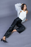 Zwarte leatherlook broek met wijde pijpen_