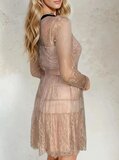 Kanten taupe jurk met strik – Parijse elegantie_