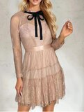 Kanten taupe jurk met strik – Parijse elegantie_