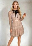 Kanten taupe jurk met strik – Parijse elegantie_