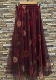 Lange bordeaux rok in ultralicht tulle met bloemen print_