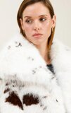 Korte faux fur jas in cowprint_