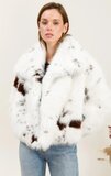 Korte faux fur jas in cowprint_