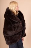 Trendy korte bruine jas in imitatiebont_