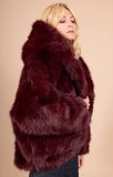 Trendy korte bordeaux jas in imitatiebont_
