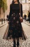 Lange zwarte rok in ultralicht tulle met bloemen print_