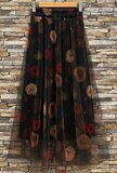 Lange zwarte rok in ultralicht tulle met bloemen print_