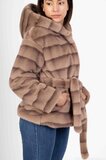 Trendy korte taupe gelaagde jas in  in faux fur_