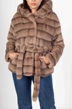 Trendy korte taupe gelaagde jas in  in faux fur_