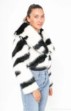 Trendy korte  jas in  in faux fur met zebralook_