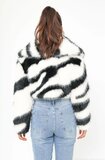 Trendy korte  jas in  in faux fur met zebralook_