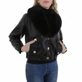 Korte zwarte leatherlook  jacket met zwarte imitatiebonte kraag_