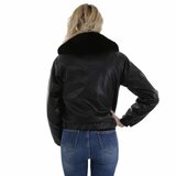 Korte zwarte leatherlook  jacket met zwarte imitatiebonte kraag_