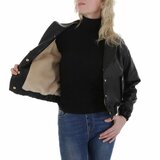 Korte zwarte leatherlook  jacket met beige imitatiebonte kraag_