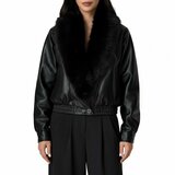 Trendy korte zwarte leatherlook  jacket met zwarte imitatiebonte kraag_
