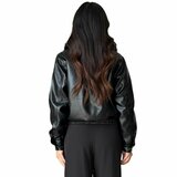 Trendy korte zwarte leatherlook  jacket met zwarte imitatiebonte kraag_