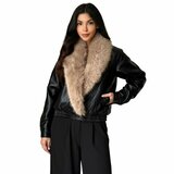 Trendy korte zwarte leatherlook  jacket met beige imitatiebonte kraag_