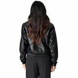 Trendy korte zwarte leatherlook  jacket met beige imitatiebonte kraag_