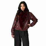 Trendy korte bordeaux leatherlook  jacket met zwarte imitatiebonte kraag_