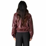 Trendy korte bordeaux leatherlook  jacket met zwarte imitatiebonte kraag_