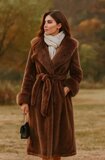 Bruine lange luxe mantel in faux fur_