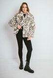 Korte luxe mantel in faux fur met sneeuwluipaard print_
