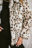 Korte luxe mantel in faux fur met sneeuwluipaard print_
