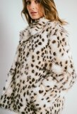 Korte luxe mantel in faux fur met sneeuwluipaard print_