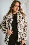Korte luxe mantel in faux fur met sneeuwluipaard print_