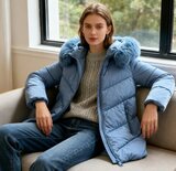 Cozy licht blauwe midi  gewatteerde winterjas met shiny look_