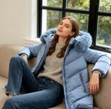 Cozy licht blauwe midi  gewatteerde winterjas met shiny look_