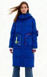 Sportieve lange blauwe gewatteerde winterjas_