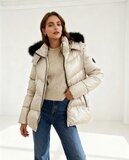 Sportieve korte beige pufferjas met glans_