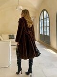Manteau mi-long marron en fausse fourrure à imprimé léopard_
