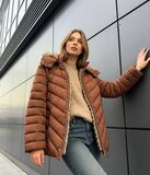 Sportieve terracotta korte pufferjas_